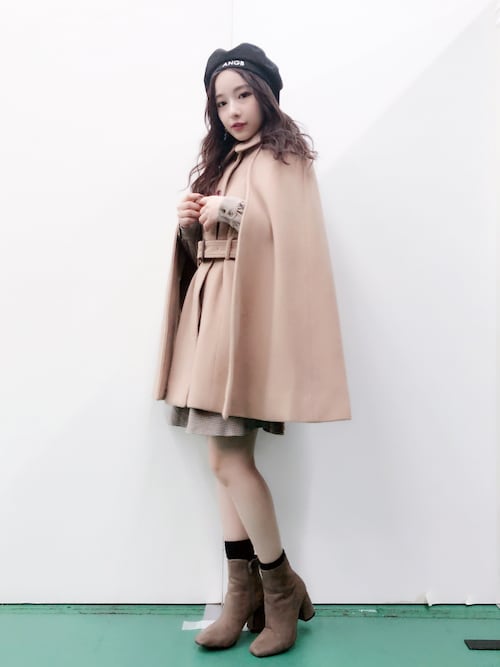 LILY BROWN（リリーブラウン）の「レザーパイピングケープコート