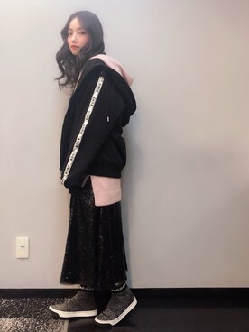 村瀬紗英さんの「スパンコールスカート」を使ったコーディネート