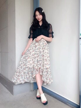 村瀬紗英さんの「フラワーフリルスカート」を使ったコーディネート