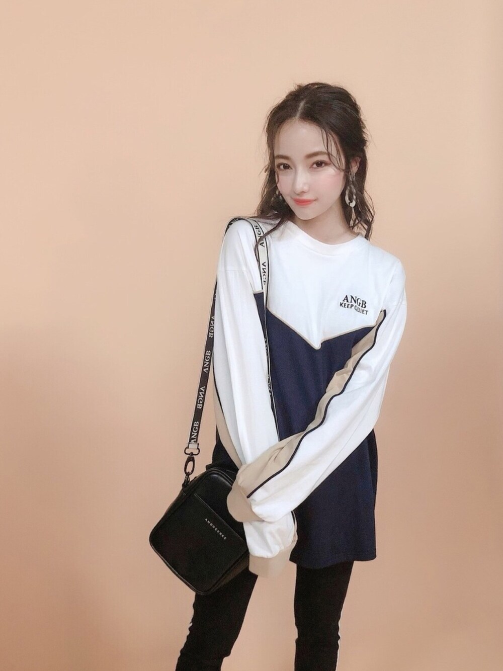 ホワイト系のTシャツ/カットソー、ブラック系のバッグ、ブラック系のレギンス/スパッツを着用したレディースの夏コーディネートの1枚目の写真