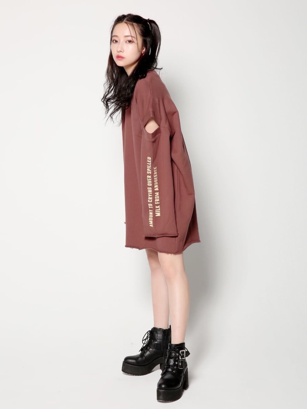 「秋コーデ、カジュアルコーデ、シンプルコーデ、秋、ワンピース、オーバーサイズ、ootd、outfit、ANDGEEBEE、ブーツ」｜「ANDGEEBEEのダブルベルテッドブーツ（ブーツ、ブラック系）」を使った、村瀬紗英さん（レディース・159cm）の秋コーディネートの1枚目の写真