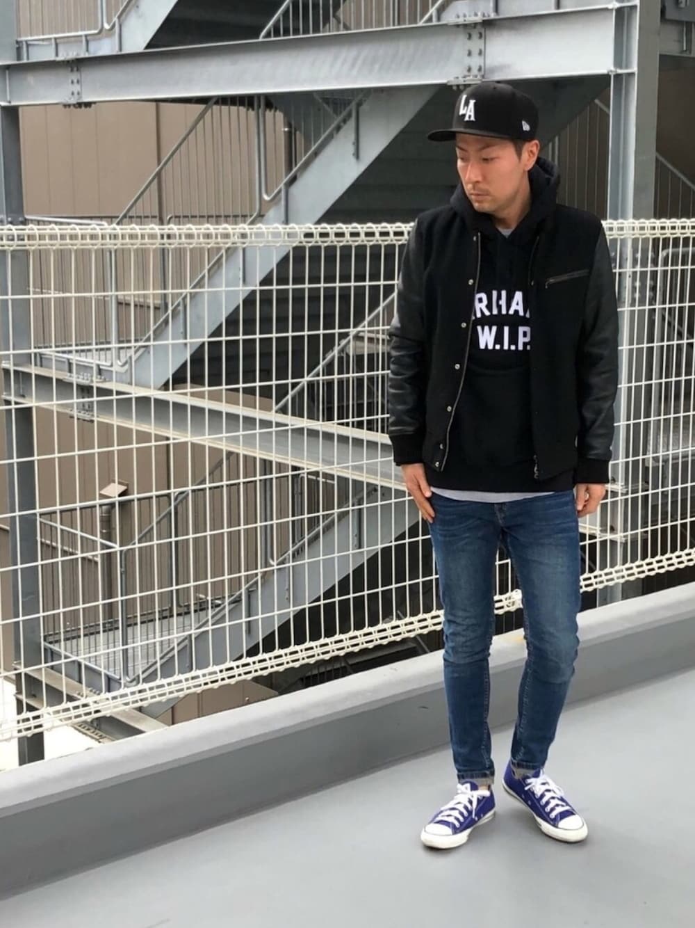 「シンプルコーデ、スニーカー、コンバース、スキニーデニム、スタジャン、ベースボールキャップ、ロンハーマン、supreme、アーバンリサーチ、カーハート」｜「Ron Hermanのアイテム（キャップ、ブラック系）」を使った、けーすけさん（メンズ・174cm）の冬コーディネートの1枚目の写真