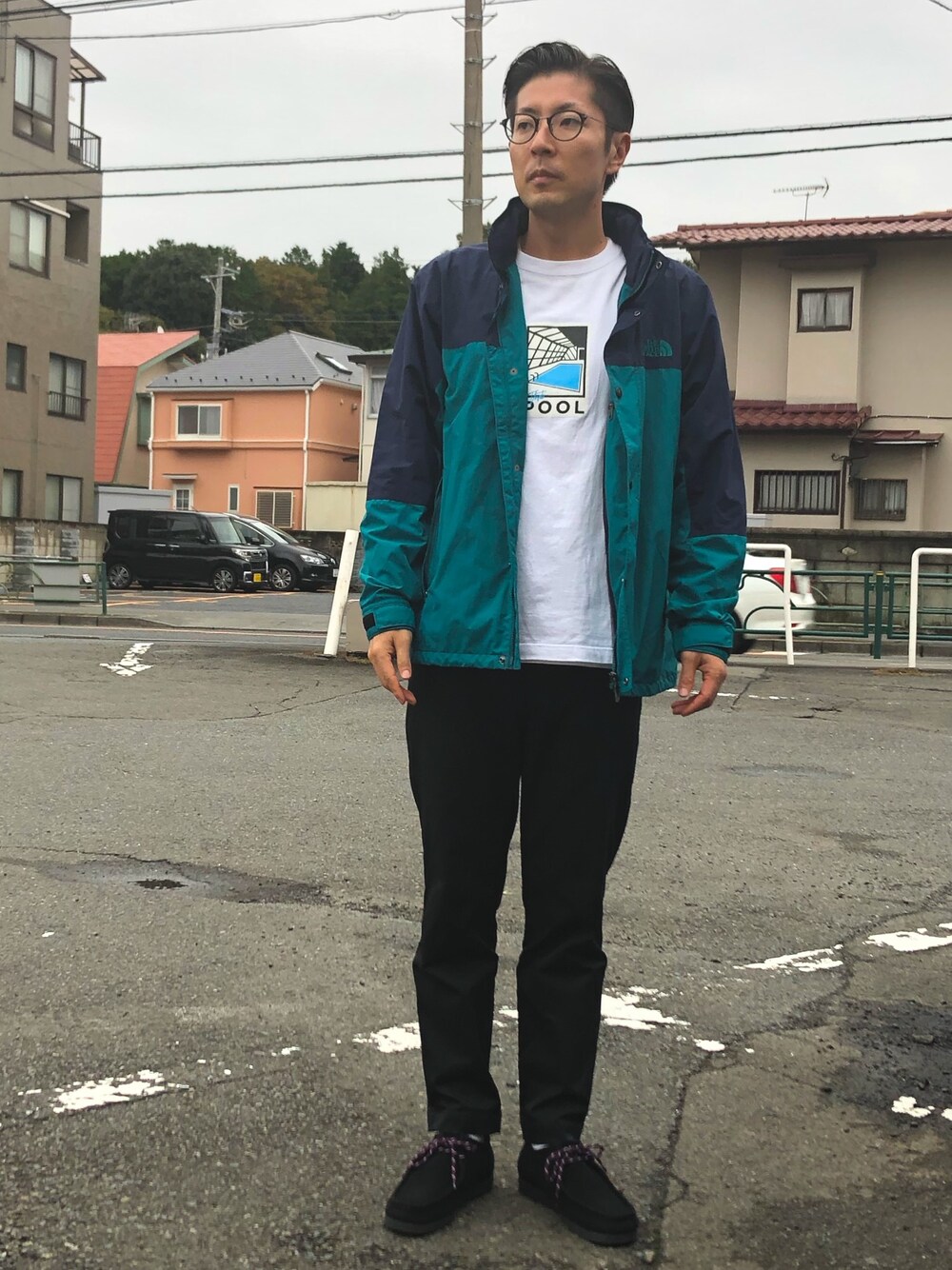 グリーン系のナイロンジャケット、ホワイト系のTシャツ/カットソー、ブラック系のその他パンツを着用したメンズの秋コーディネートの1枚目の写真