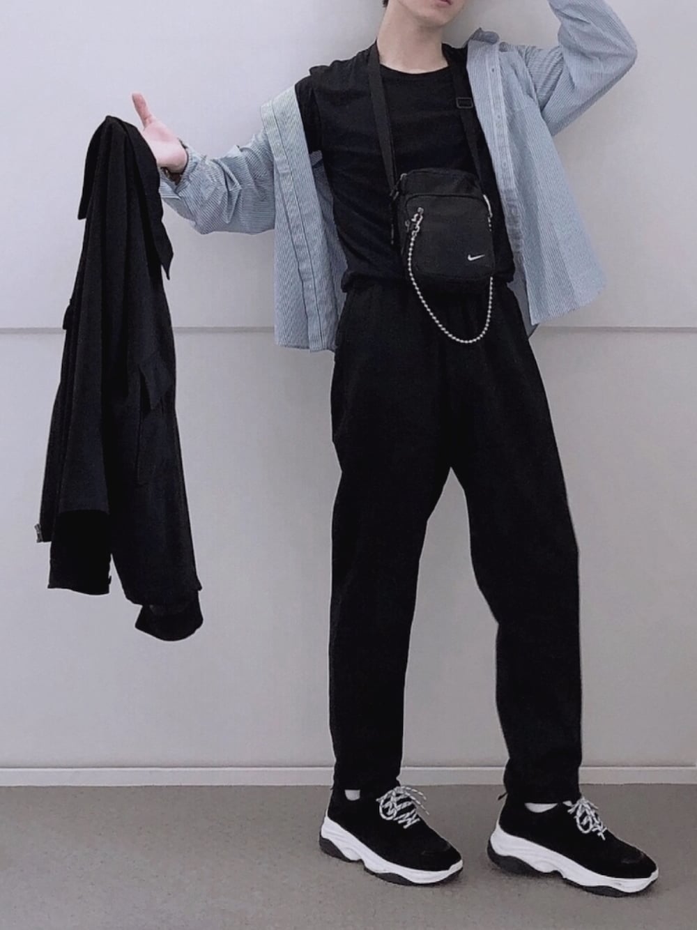 ブラック系のその他パンツ、ブラック系のスニーカー、ブラック系のTシャツ/カットソーを着用したメンズの秋コーディネートの1枚目の写真