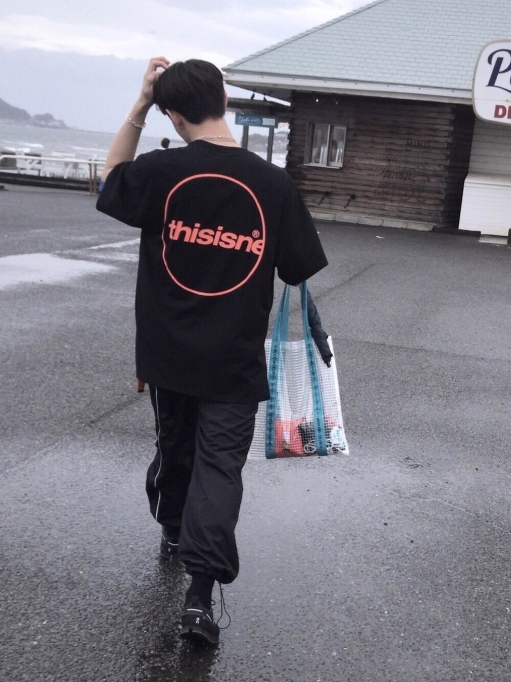 ブラック系のスニーカー、ブラック系のパンツ、ブラック系のTシャツ/カットソーを着用したメンズの秋コーディネートの1枚目の写真