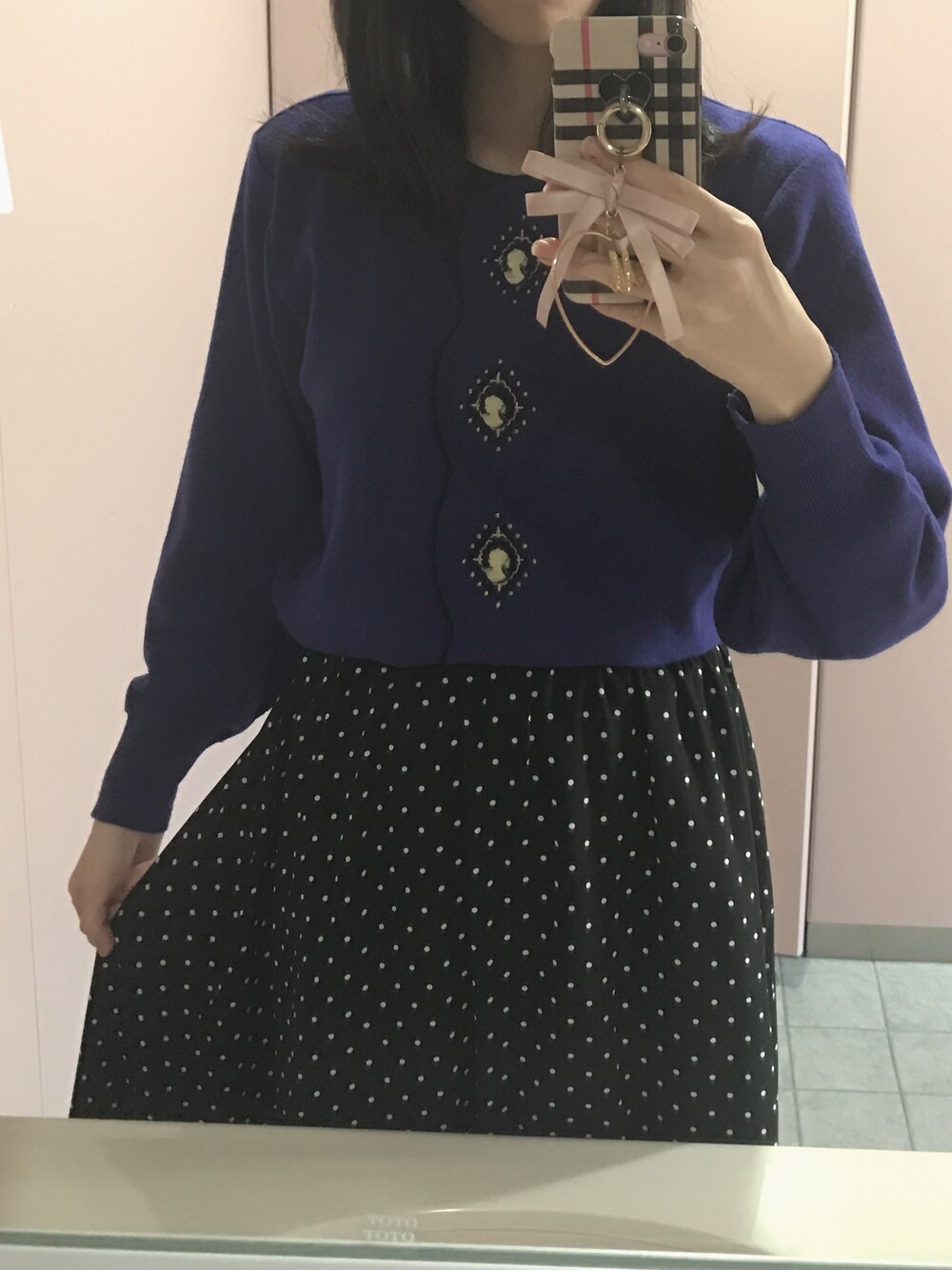 「古着コーデ、古着好きな人と繋がりたい、ドットスカート、カメオニット」｜「古着のアイテム（ニット/セーター、パープル系）」を使った、momocaさん（レディース・166cm）の冬コーディネートの1枚目の写真