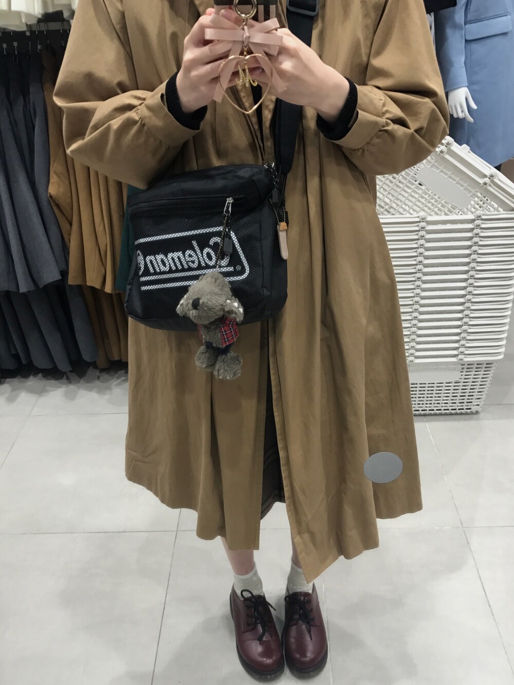 「古着好きな人と繋がりたい、ムック本、ステンカラーコート、ベージュコーデ」｜「alamainのアイテム（スマホケース/カバー、ベージュ系）」を使った、momocaさん（レディース・166cm）の冬コーディネートの1枚目の写真