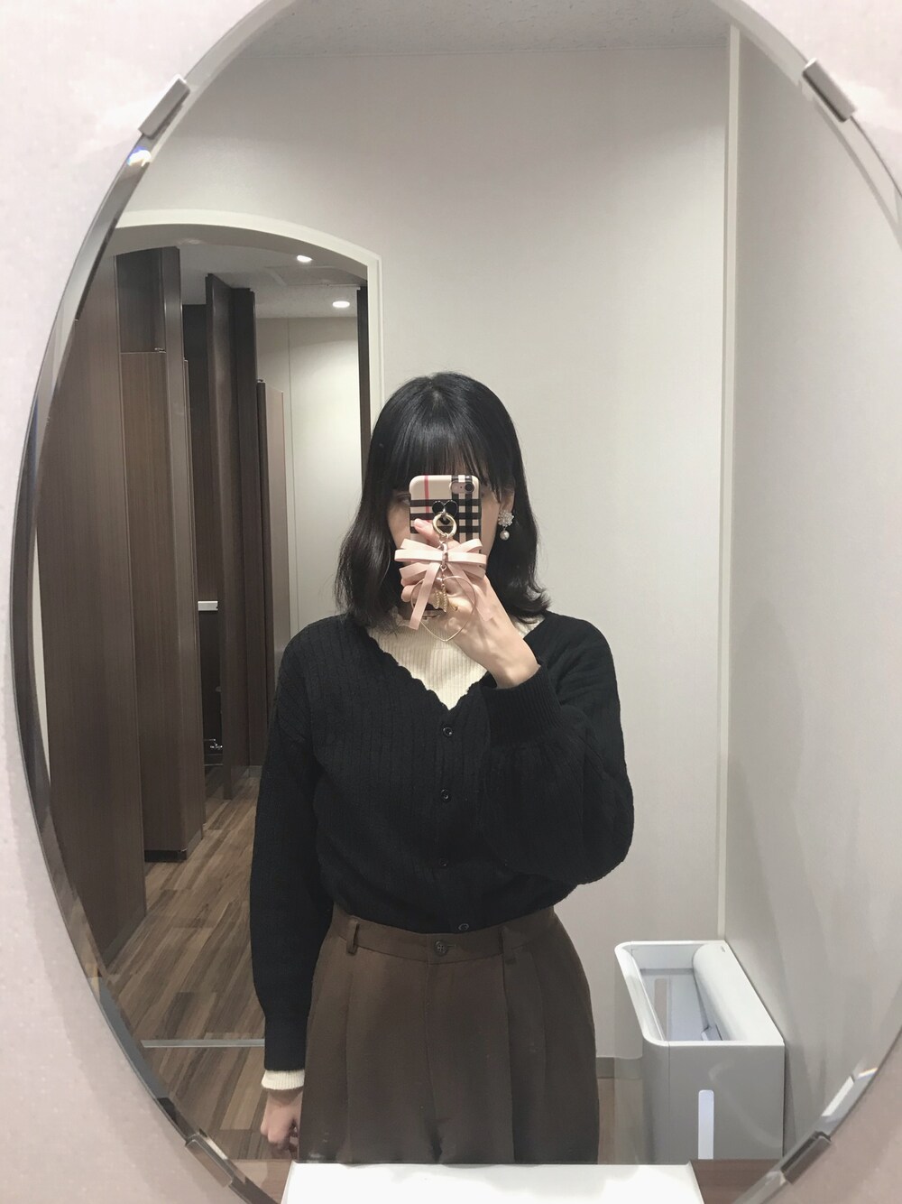 「定番コーデ、カーデ、お洒落さんとつながりたい」｜「alamainのアイテム（スマホケース/カバー、ベージュ系）」を使った、momocaさん（レディース・166cm）の冬コーディネートの1枚目の写真
