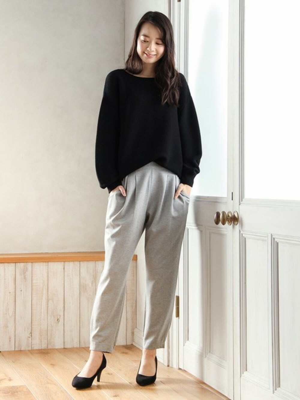 「ニット、イージーパンツ、きれいめカジュアル、春、ラクチンコーデ、ジョガーパンツ、ハニーズ、Honeys、ボリューム袖」｜「Honeysのガーター編プルオーバー（トップス、ブラック系）」を使った、ハニーズさん（レディース・160cm）の冬コーディネートの1枚目の写真