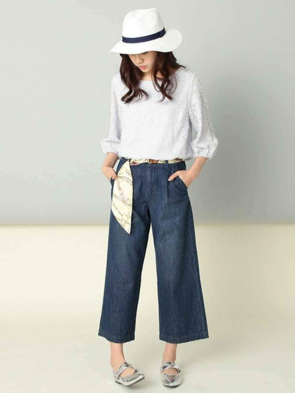 パープル系のTシャツ/カットソー、ブルー系のデニムパンツを着用したレディースの春コーディネートの1枚目の写真