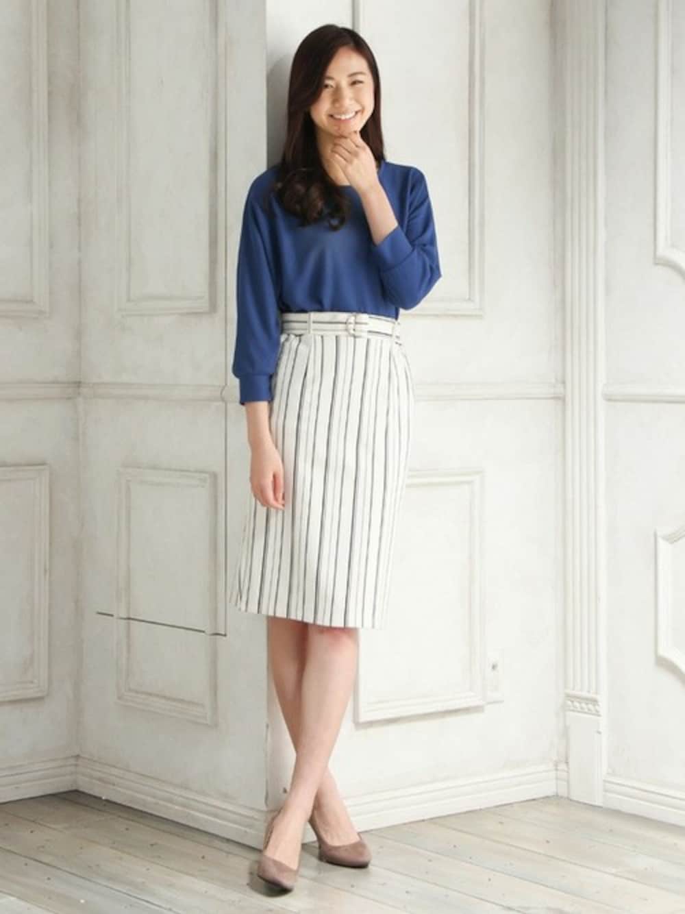 ブルー系のTシャツ/カットソーを着用したレディースの春コーディネートの1枚目の写真