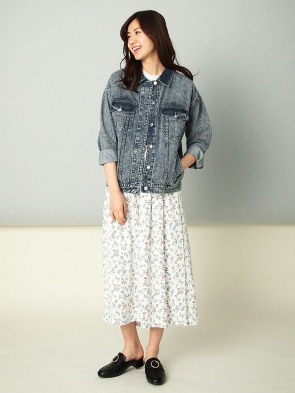 ブルー系のデニムジャケット、ホワイト系のその他パンツを着用したレディースの春コーディネートの1枚目の写真