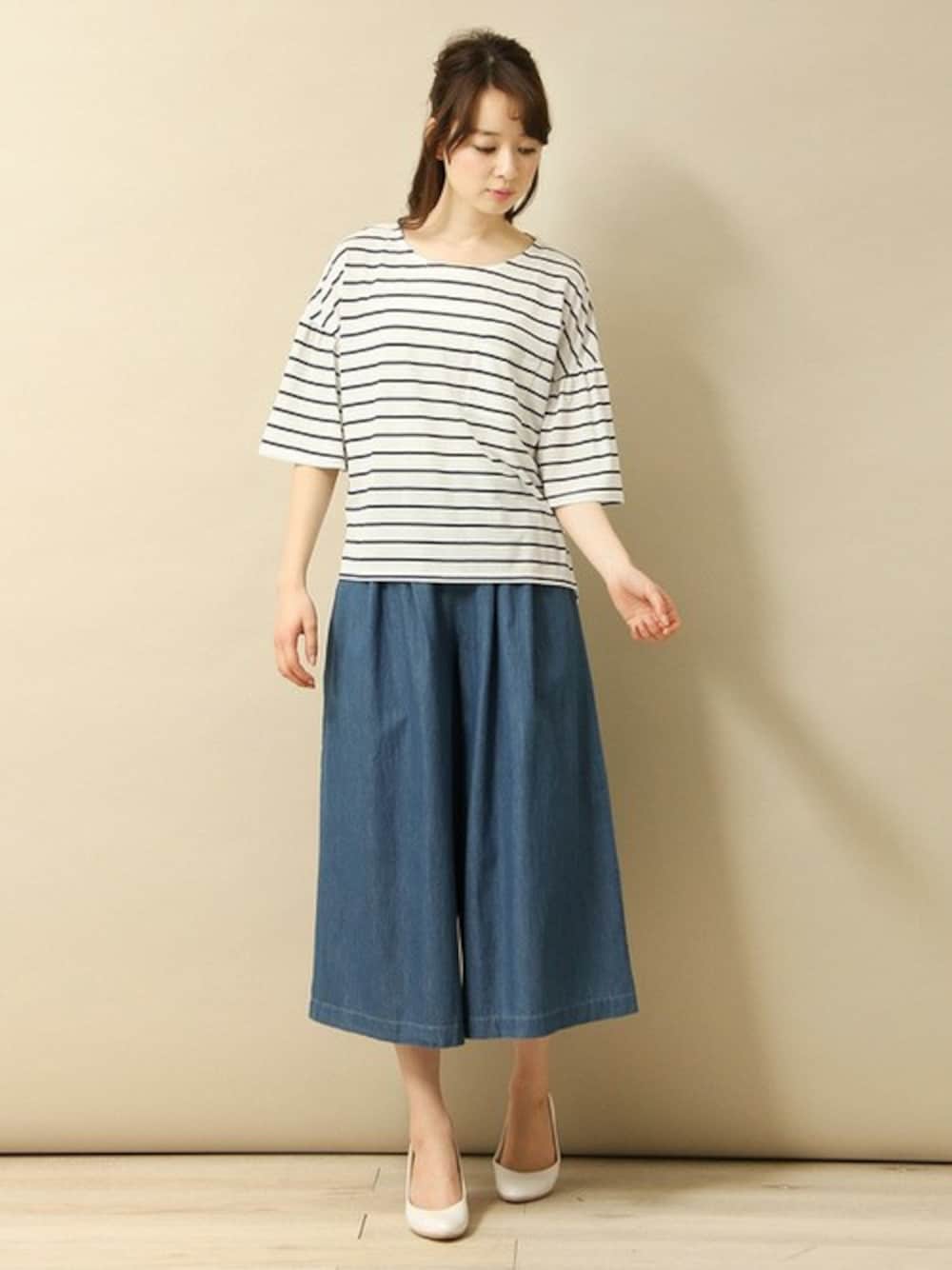 ホワイト系のTシャツ/カットソー、ブルー系のデニムパンツを着用したレディースの春コーディネートの1枚目の写真