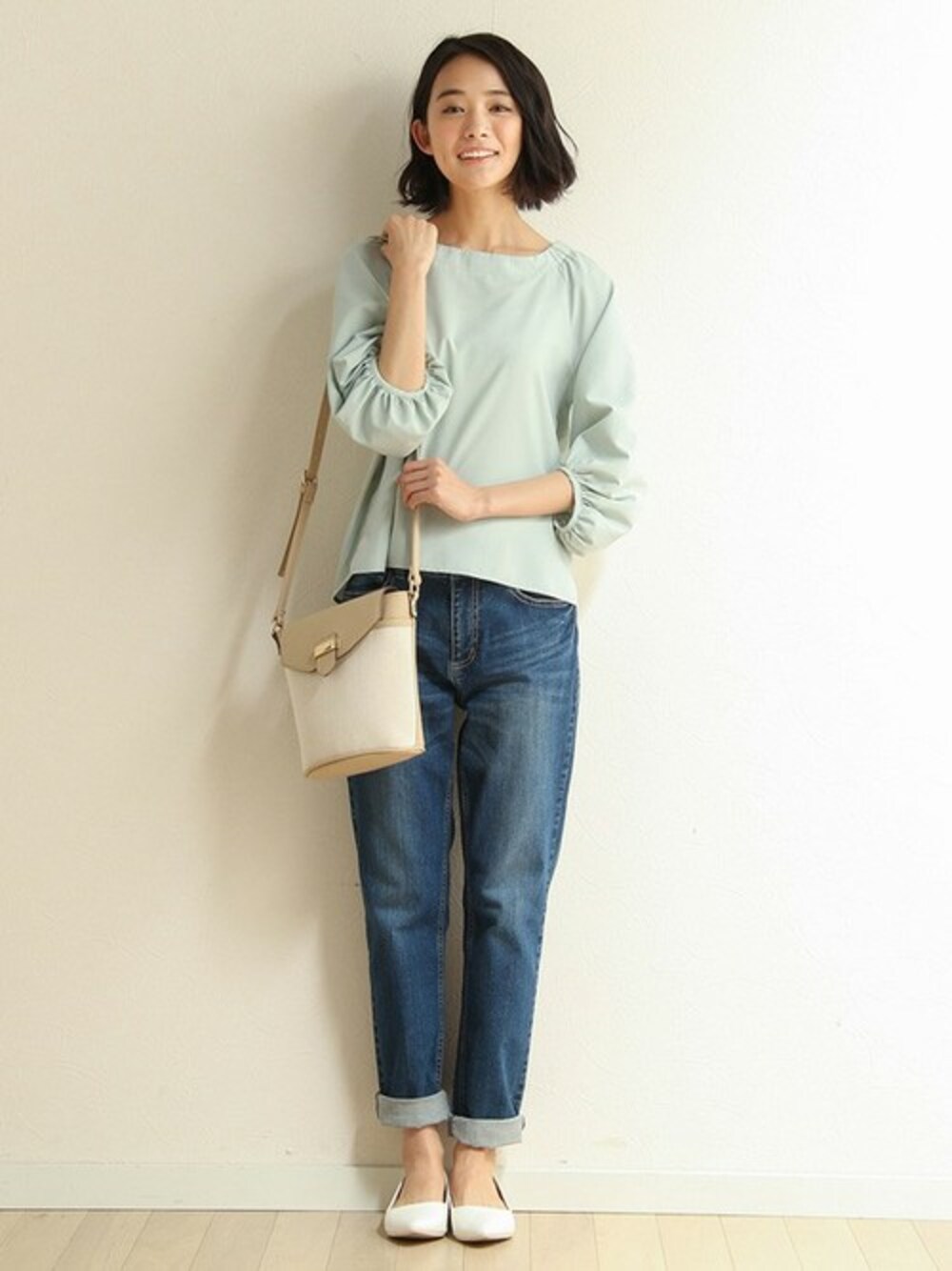 グリーン系のシャツ/ブラウス、ブルー系のデニムパンツを着用したレディースの春コーディネートの1枚目の写真