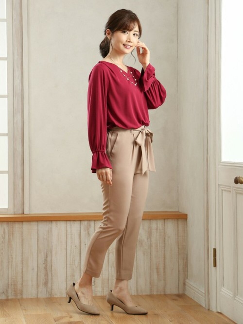 ピンク系のTシャツ/カットソー、ベージュ系のその他パンツを着用したレディースの夏コーディネートの1枚目の写真