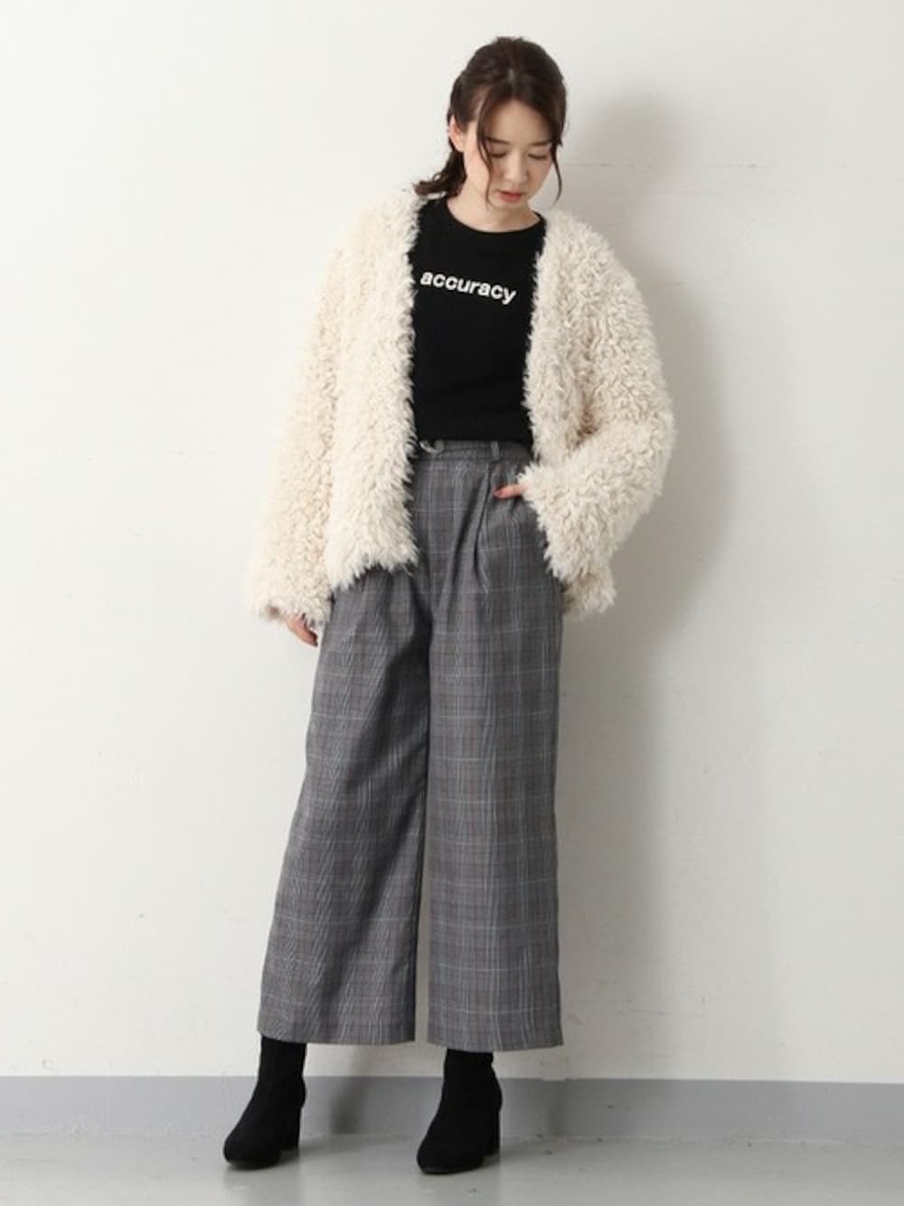 「スウェット、ブーツ、ボア、ふわふわ、ワイドパンツ、もこもこ、グレンチェック、ハニーズ、Honeys、プードルコート」｜「Honeysの【モフモフのプードルボア】ボアショートジャケット（その他アウター、ホワイト系）」を使った、ハニーズさん（レディース・166cm）の冬コーディネートの1枚目の写真