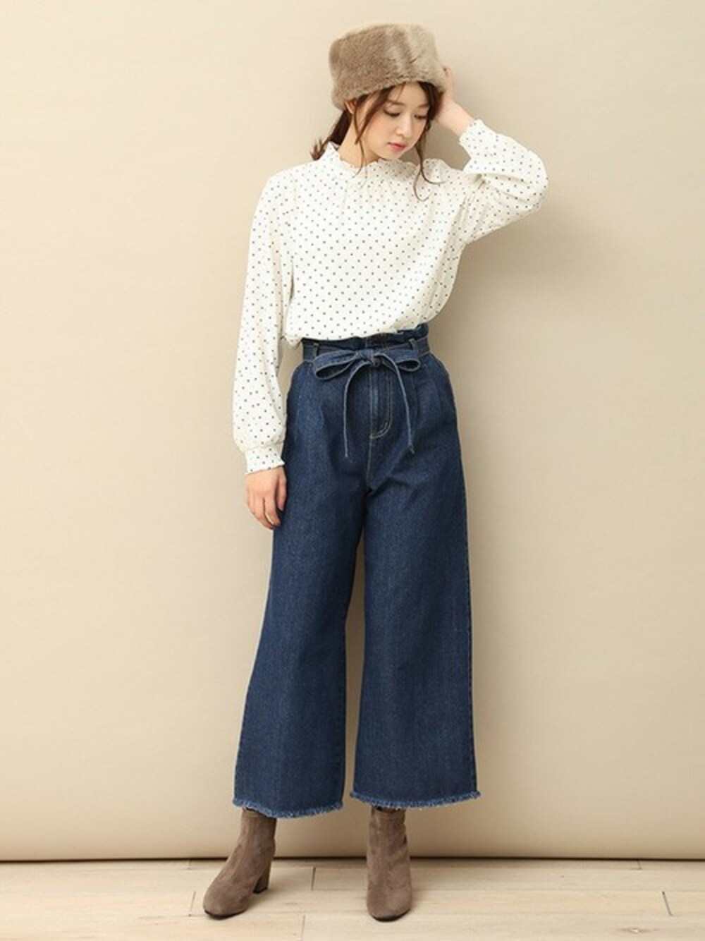 ホワイト系のシャツ/ブラウス、ブルー系のデニムパンツを着用したレディースの冬コーディネートの1枚目の写真