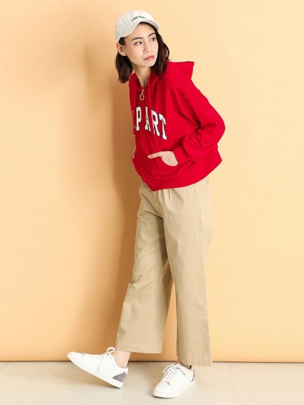 「スウェット、チノパン、キャップ、パーカー、レッド、ワイドパンツ、ロゴスウェット、プチプラ、ハニーズ、Honeys」｜「Honeysのビッグゴロが目を惹く アーチロゴジップスウェットパーカー（パーカー、レッド系）」を使った、ハニーズさん（レディース・161cm）の春コーディネートの1枚目の写真