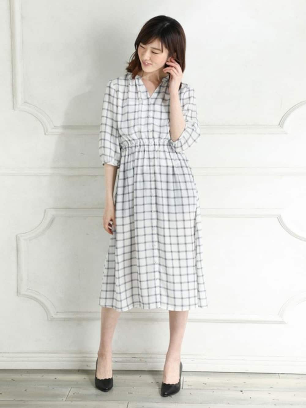ホワイト系のシャツワンピースを着用したレディースの春コーディネートの1枚目の写真