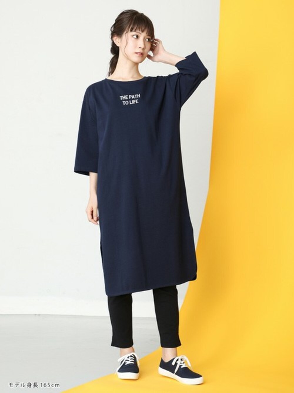 ブルー系のシャツワンピース、ブラック系のレギンス/スパッツを着用したレディースの夏コーディネートの1枚目の写真