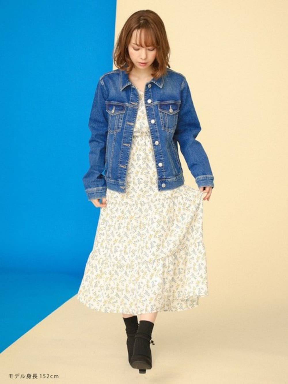 ブルー系のデニムジャケットを着用したレディースの春コーディネートの1枚目の写真