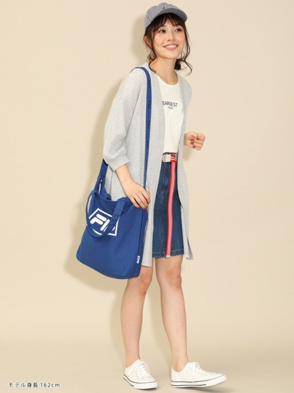 「スニーカー、カジュアル、キャップ、デニムスカート、FILA、春コーデ、カジュアルガーリー、ハニーズ、Honeys、おしゃれさんと繋がりたい」｜「Honeysのカーデアンサンブル（アンサンブル、グレー系）」を使った、ハニーズさん（レディース・162cm）の春コーディネートの1枚目の写真
