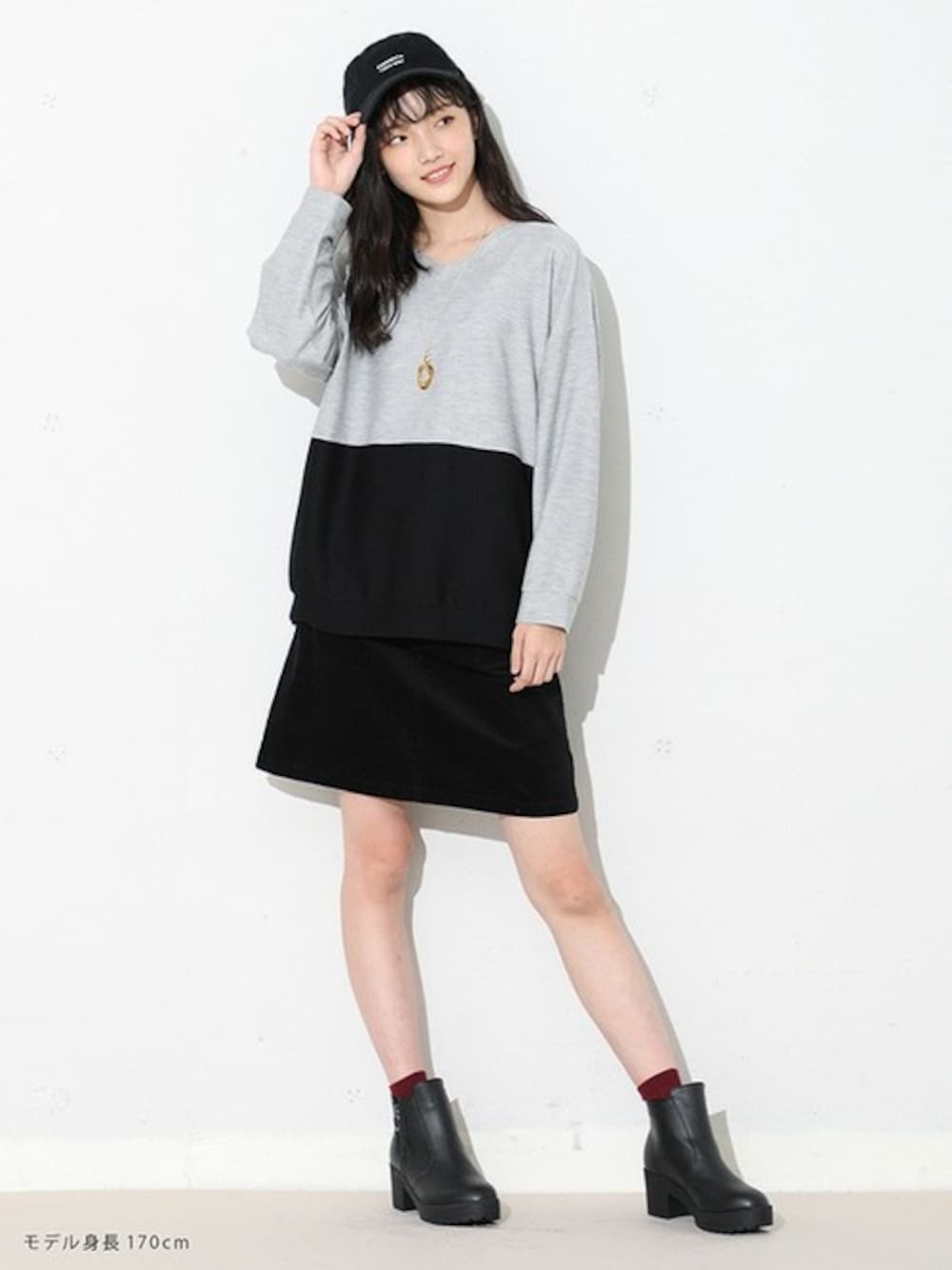 「ブーツ、カジュアル、キャップ、ミニスカート、冬コーデ、チュニック、厚底シューズ、ハニーズ、Honeys、おしゃれさんと繋がりたい」｜「Honeysの配色チュニック（チュニック、グレー系）」を使った、ハニーズさん（レディース・170cm）の秋コーディネートの1枚目の写真