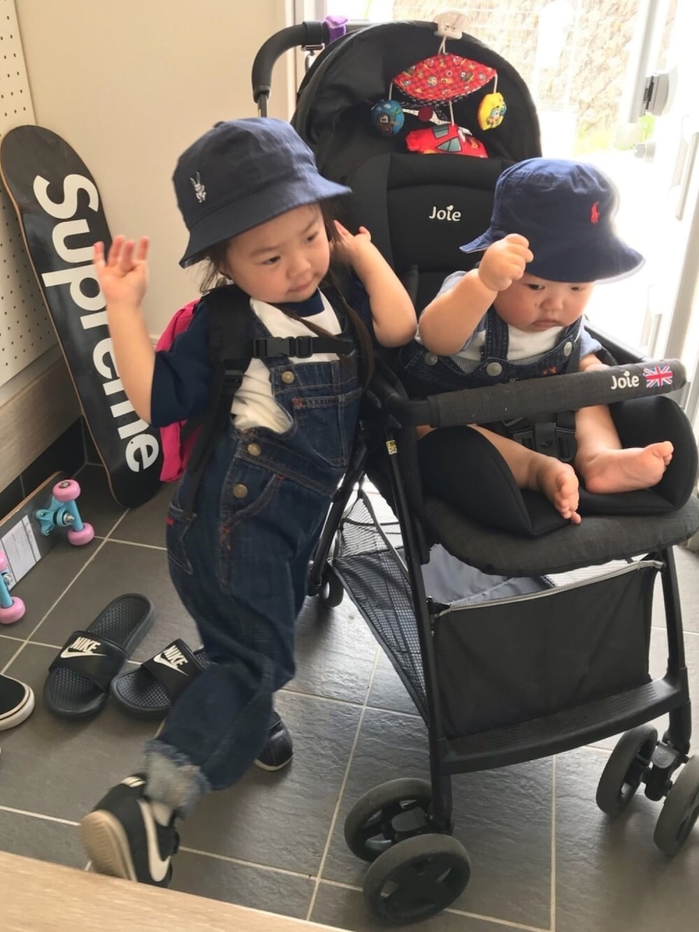 「キッズファッション、シンプルコーデ、カジュアルコーデ、デニム、オーバーオール、2歳、9ヶ月」｜「X-girl StagesのOVERALL STAR POCKET (4T～7T)（サロペット/オーバーオール、ブルー系）」を使った、Suuu♡さん（キッズ・90cm）の春コーディネートの1枚目の写真
