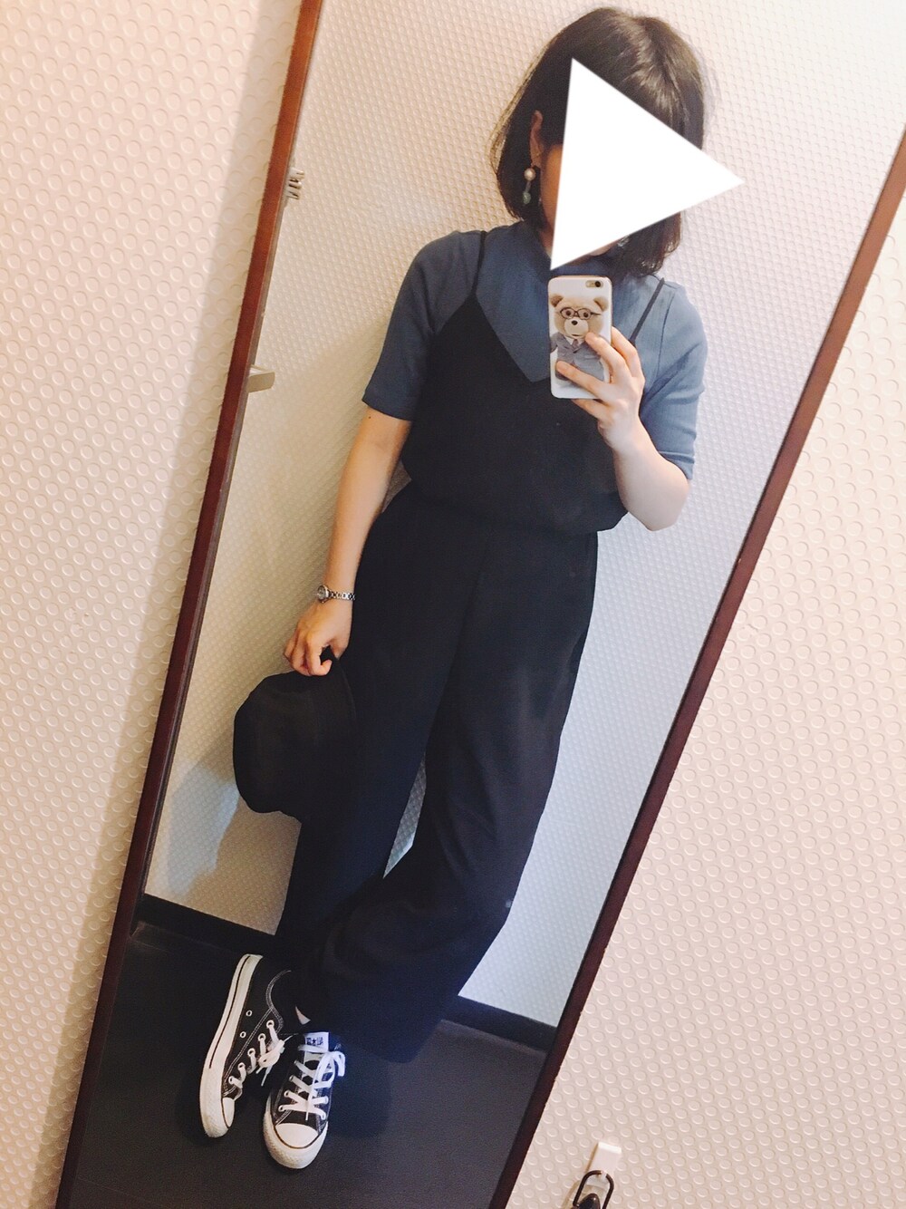 「カジュアル、夏コーデ、シンプル、スニーカー、コンバース、UNIQLO、ハンドメイド、大ぶりアクセサリー、オールインワン」｜「UNIQLOのアイテム（つなぎ/オールインワン、ブラック系）」を使った、maaa。さん（レディース・154cm）の春コーディネートの1枚目の写真