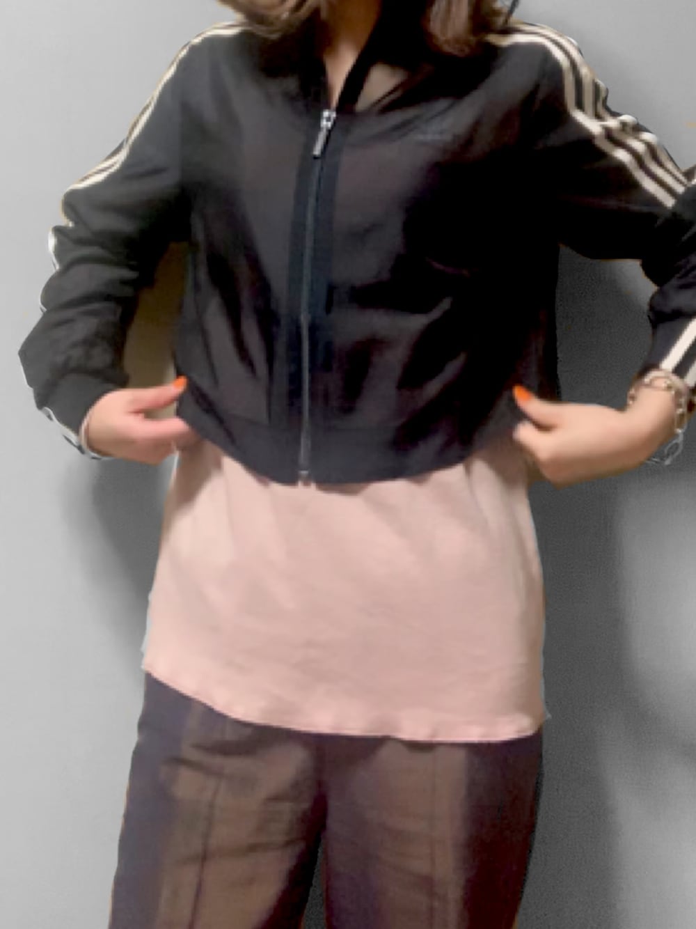「おうちファッション、おしゃれさんと繋がりたい、休日コーデ、着回しコーデ、ブラック、ブラウン」｜「adidasのアイテム（ジャージ、ブラック系）」を使った、YAAさん（レディース・162cm）の春コーディネートの1枚目の写真