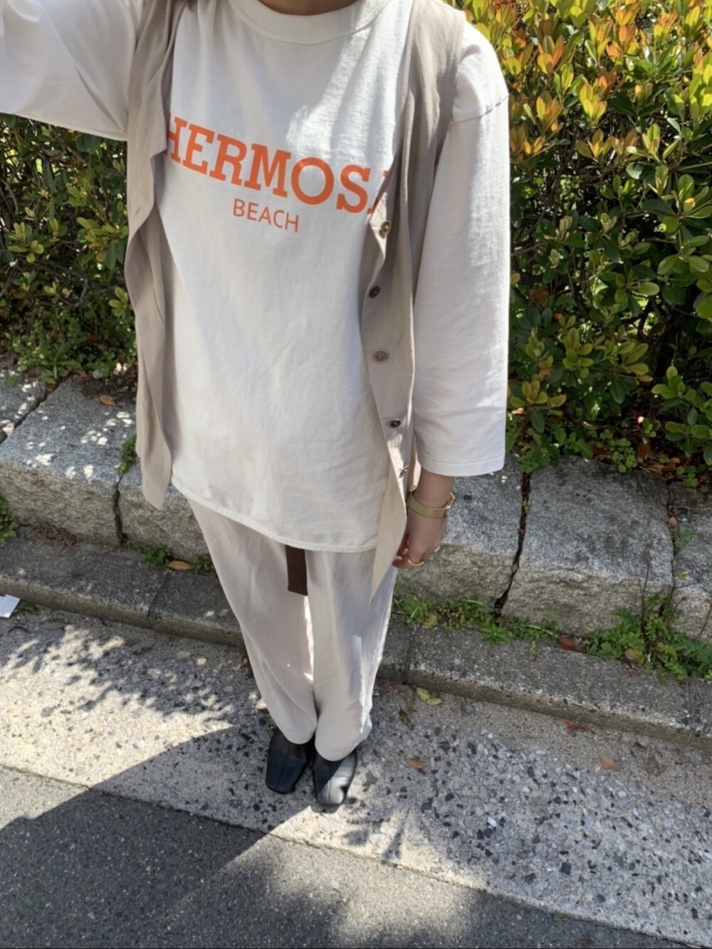 「white、beige、hermosa Beach、シンプルコーデ、ワントーン、orange、春コーデ、おしゃれさんと繋がりたい」｜「Steven Alanの＜Steven Alan＞∴TANK TOP BLOUSE/ブラウス（シャツ/ブラウス、ベージュ系）」を使った、YAAさん（レディース・162cm）の春コーディネートの1枚目の写真