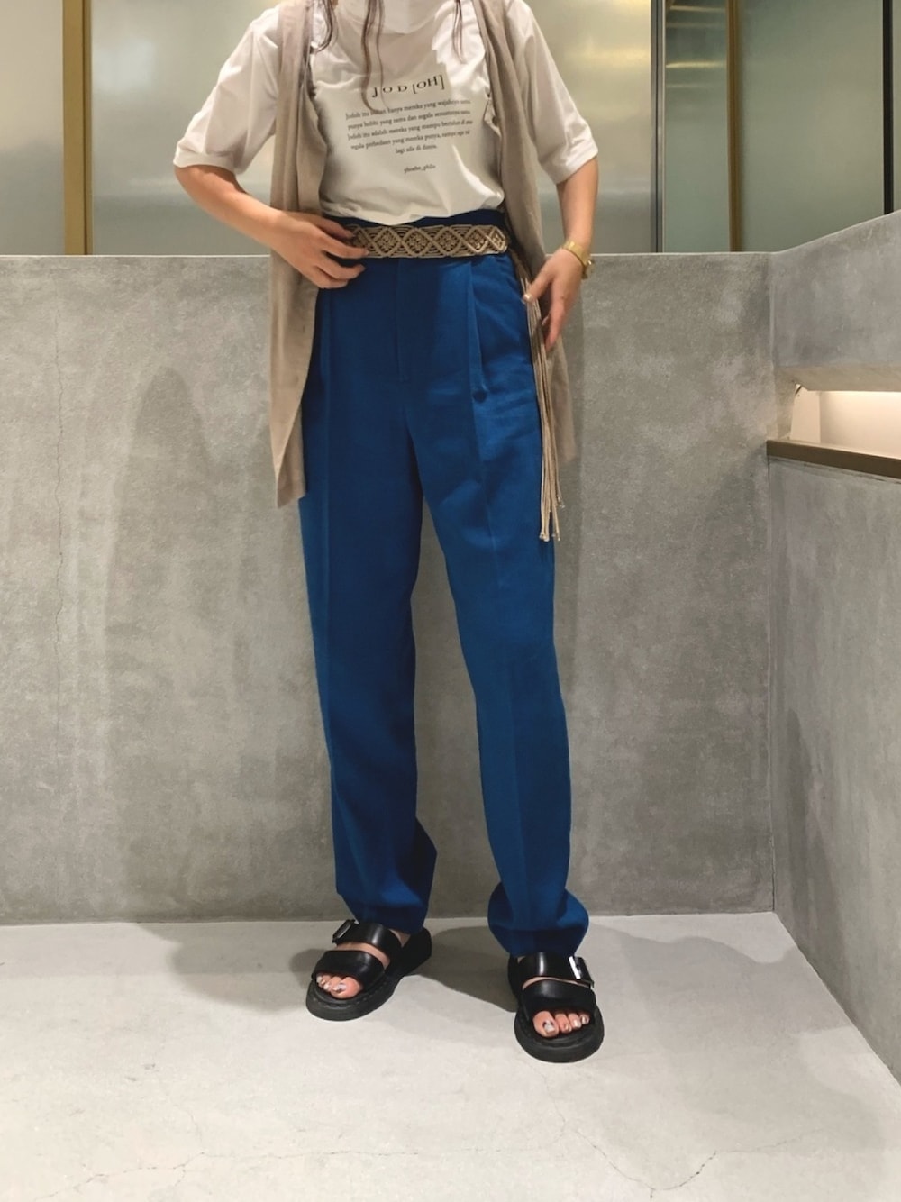 「白Tシャツ、ロゴT、タックイン、ビンテージベルト、tuckpants、青パンツ、足首のもたつきが好き、シンプルコーデ、おしゃれさんと繋がりたい、ROKU」｜「韓国のアイテム（Tシャツ/カットソー、ホワイト系）」を使った、YAAさん（レディース・162cm）の夏コーディネートの1枚目の写真