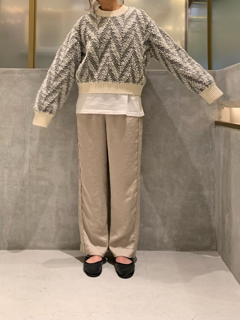 「秋コーデ、バレエシューズ、ootd、ワントーンコーデ、ボリュームニット、サテンパンツ、レイヤードスタイル、いいね、save、フォローお願いします🤑、グレーコーデ、ホワイトコーデ」｜「6の＜6(ROKU)＞JACQUARD KNIT PULLOVER/ニット（ニット/セーター、ホワイト系）」を使った、YAAさん（レディース・162cm）の秋コーディネートの1枚目の写真