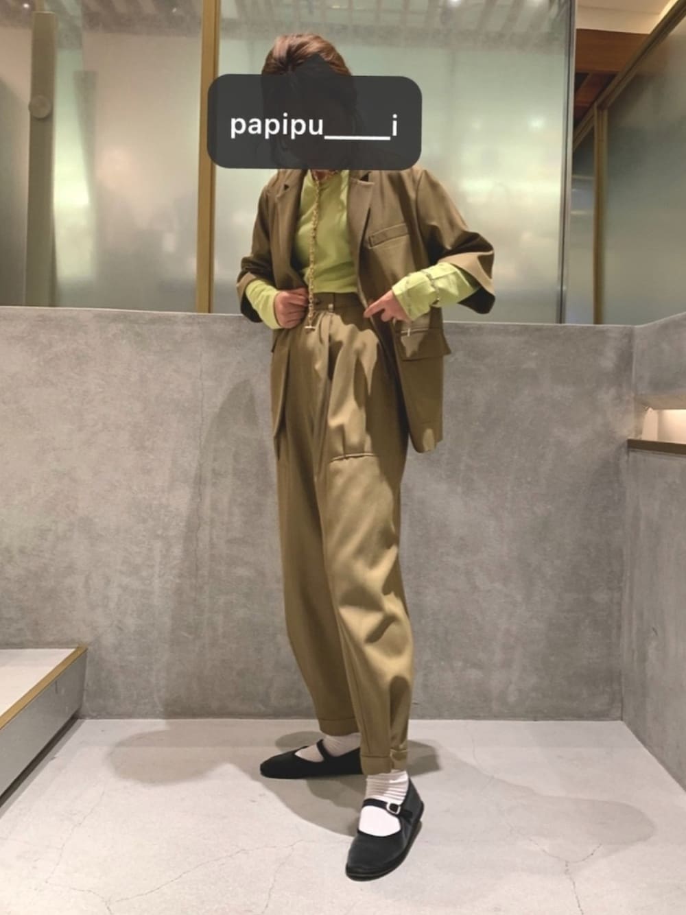 「これが私をアゲる服、シンプルコーデ、大人コーデ、お洒落さんとつながりたい、セットアップ、ROKU、ワーク、モード、オリーブ、ジャケット」｜「6の＜6(ROKU)＞RAYON COTTON TUCK PANTS/パンツ（その他パンツ、グリーン系）」を使った、YAAさん（レディース・162cm）の春コーディネートの1枚目の写真
