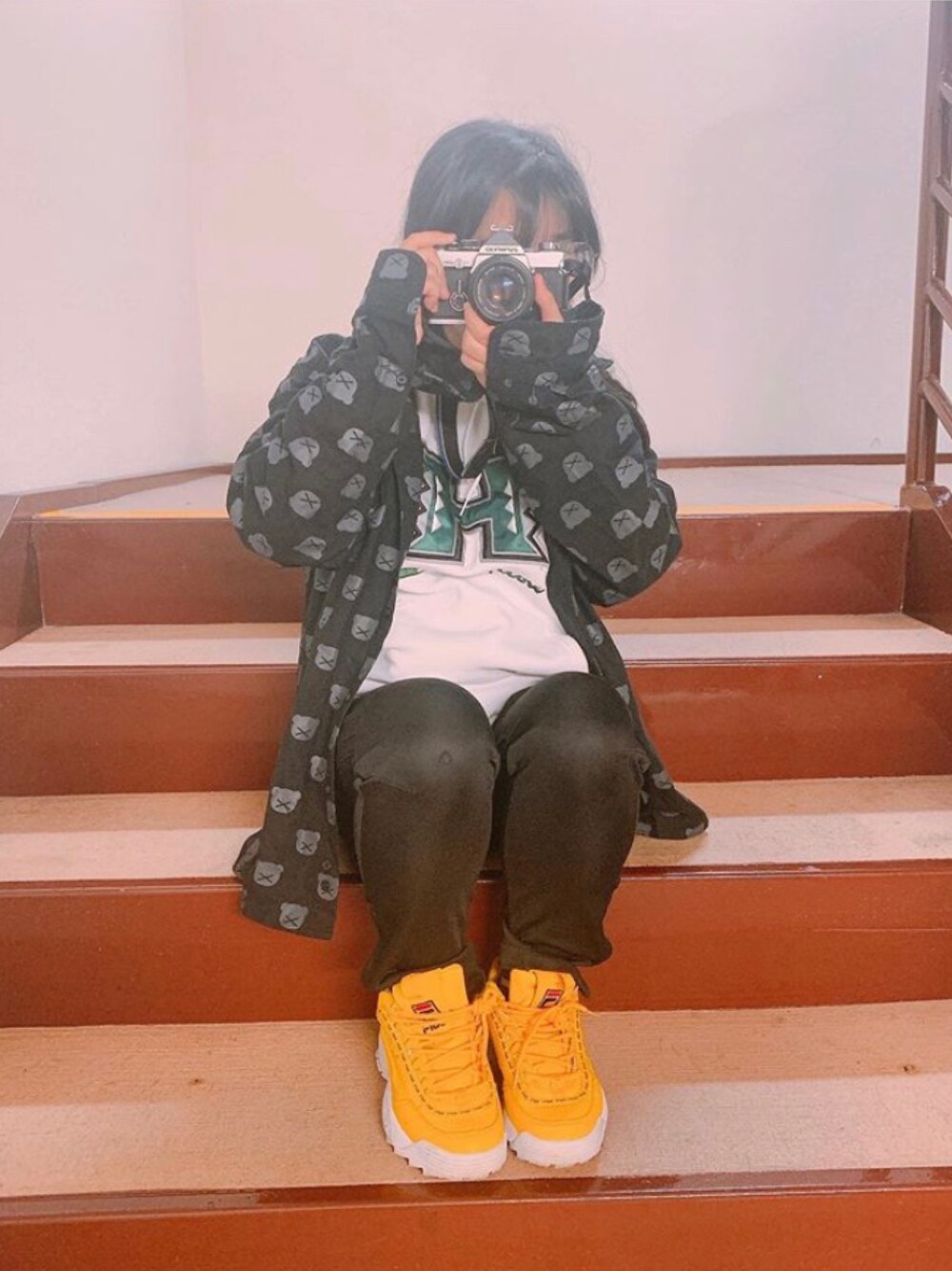 「girl、FILA、adidas、olympus、秋のコーデ、ハワイ大学、Champion、VILLAGE/VANGUARD」｜「FILAのアイテム（スニーカー、イエロー系）」を使った、Karenさん（レディース・147cm）の秋コーディネートの1枚目の写真