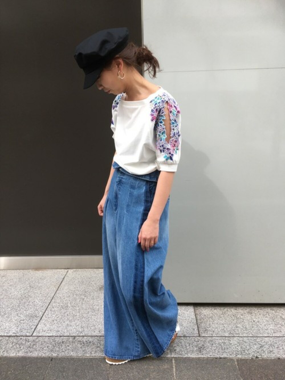「カットソー、花柄、JEANASiS、ジーナシス、ワイドパンツ、サンダル、カットワークレース、ワイドデニム、ラインパンツ」｜「JEANASISのカットワークショルダーSS/757710（Tシャツ/カットソー、ホワイト系）」を使った、JEANASIS  STAFFさん（レディース・157cm）の春コーディネートの1枚目の写真