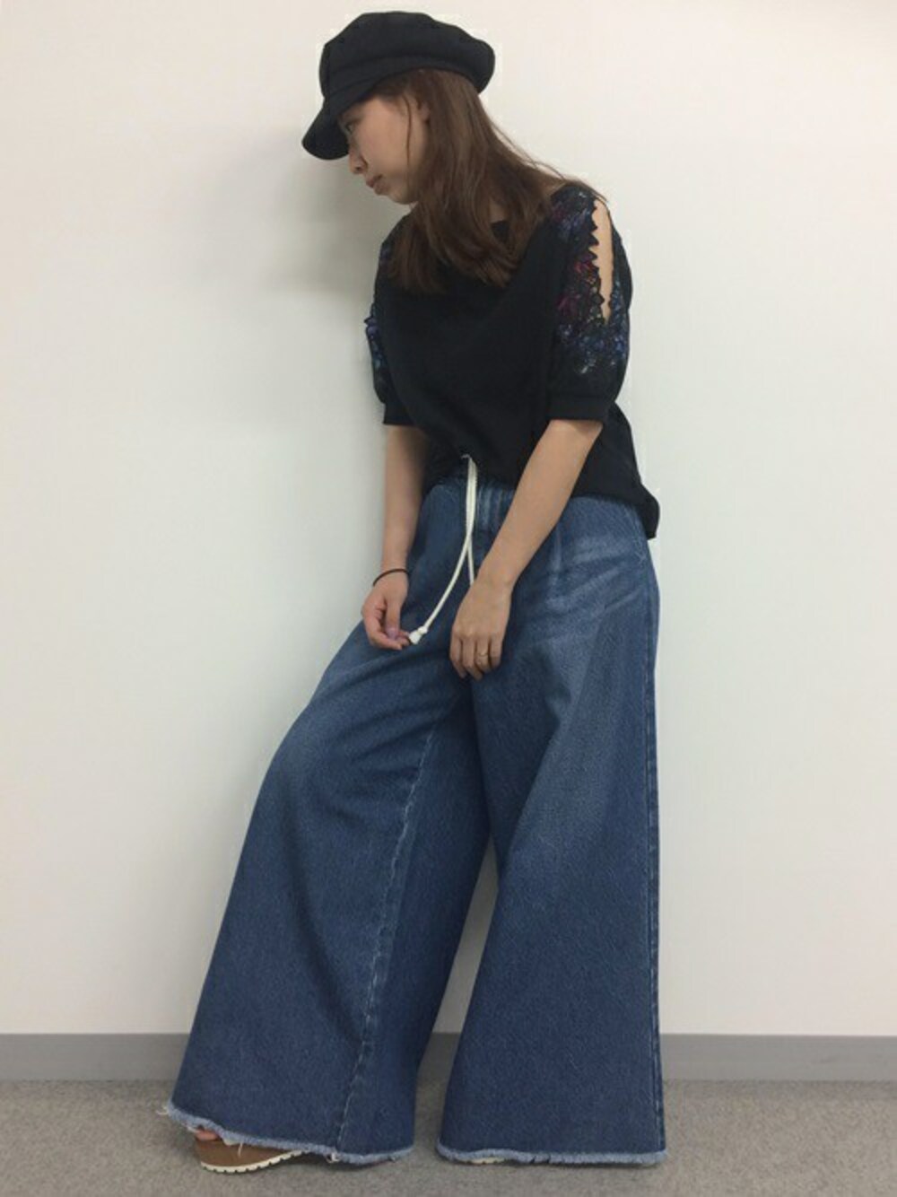 「カットソー、デニム、JEANASiS、キャスケット、ジーナシス、ワイドパンツ、夏コーデ、カットワークレース」｜「JEANASISのカットワークショルダーSS/757710（Tシャツ/カットソー、ブラック系）」を使った、JEANASIS  STAFFさん（レディース・157cm）の春コーディネートの1枚目の写真