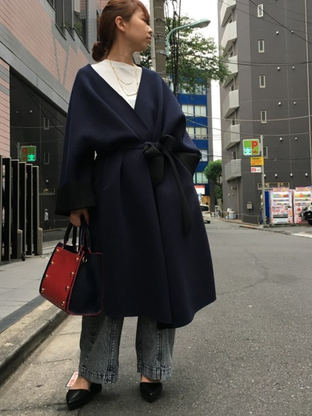 「トートバッグ、パンプス、秋のコーデ、ジーナシス、ワイドデニム、JEANSiS、コーデイガン」｜「JEANASISのリバーシブルノーカラーコーディガン/763354（ノーカラージャケット、グレー系）」を使った、JEANASIS  STAFFさん（レディース・157cm）の夏コーディネートの1枚目の写真