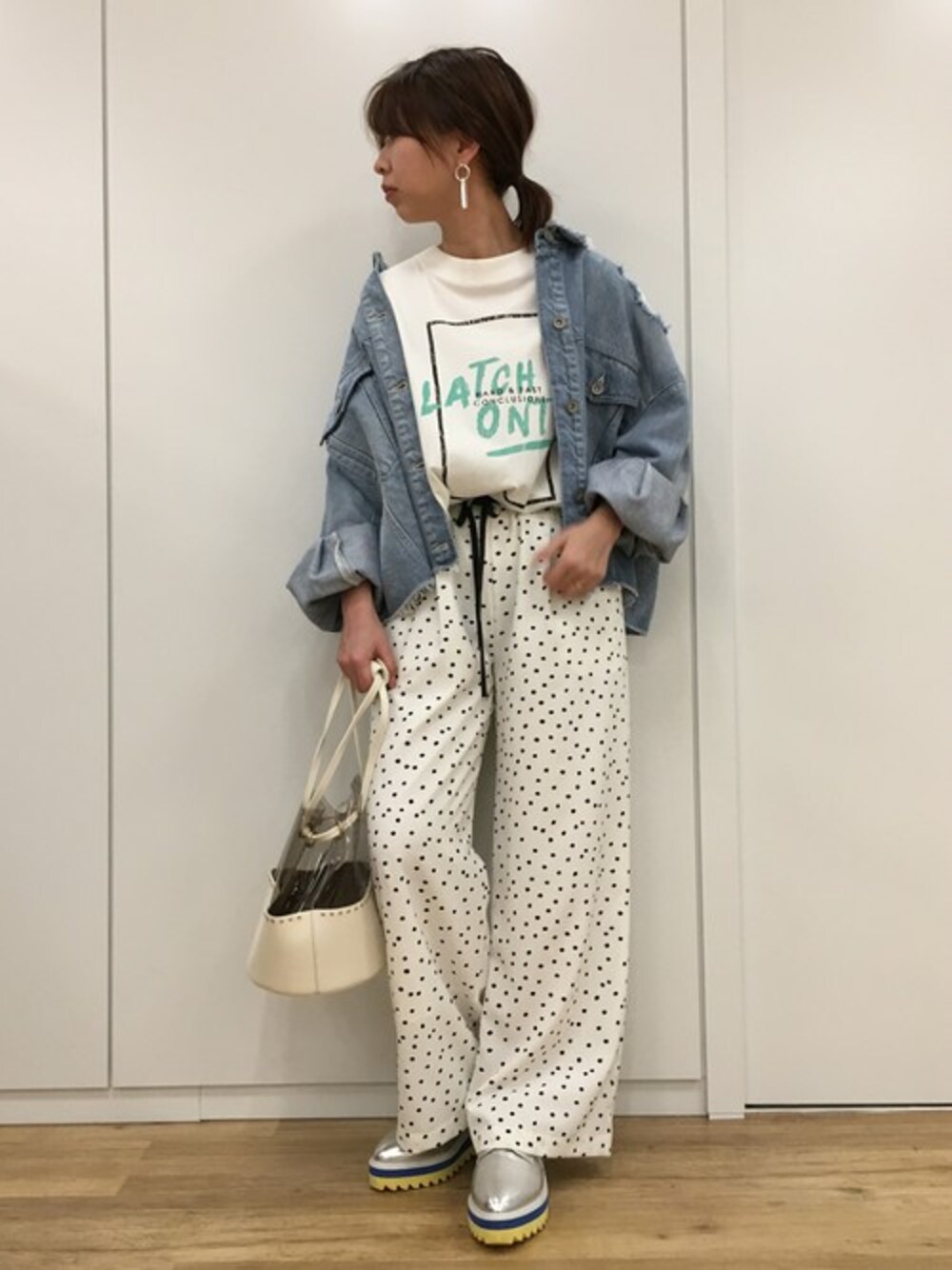 「デニム、ビッグシルエット、ドット、JEANASiS、ジーナシス、Gジャン、ワイドパンツ、ビッグT」｜「JEANASISのドットドロストワイドパンツ/789651（その他パンツ、ホワイト系）」を使った、JEANASIS  STAFFさん（レディース・157cm）の冬コーディネートの1枚目の写真
