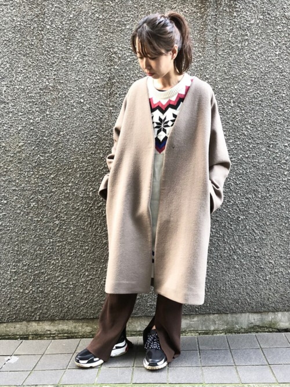 「コート、スニーカー、JEANASiS、ニットワンピース、ジーナシス、フェアアイル、ノーカラーコート、柄ワンピース、サーマル、ゆるコーデ」｜「JEANASISの【WEB限定】フェアアイルニットワンピース/806353（ワンピース、ホワイト系）」を使った、JEANASIS  STAFFさん（レディース・157cm）の夏コーディネートの1枚目の写真
