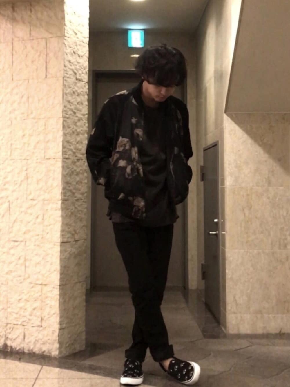「LAD MUSICIAN、ブラックコーデ、黒スキニー、モード、ブルゾン、花柄」｜「KENZOのアイテム（その他シューズ、ブラック系）」を使った、TMさん（メンズ・170cm）の春コーディネートの1枚目の写真