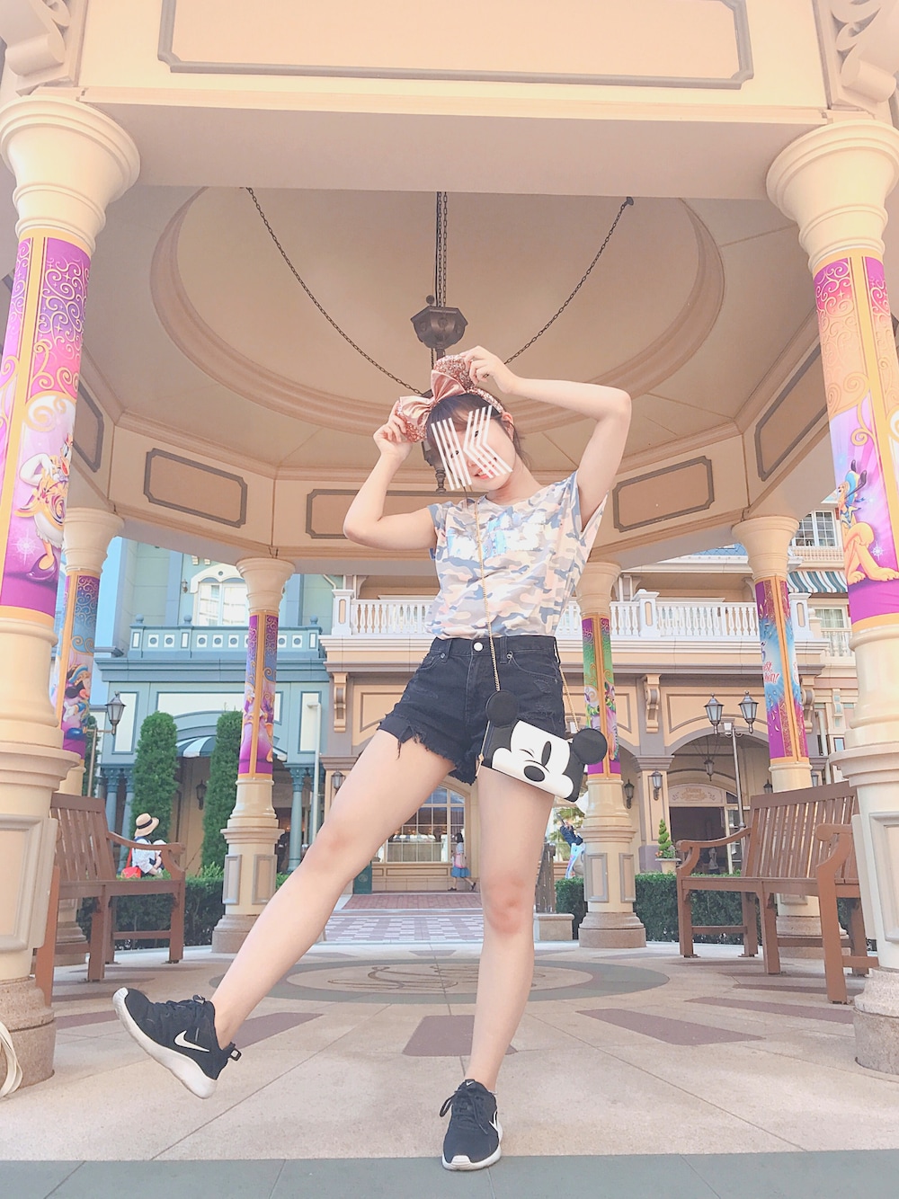 その他のTシャツ/カットソー、ブラック系のその他パンツ、ブラック系のスニーカーを着用したレディースの夏コーディネートの1枚目の写真