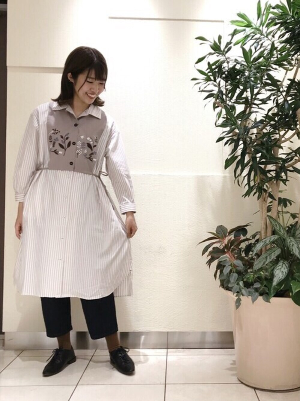 ベージュ系のワンピース、ブラック系のその他パンツ、ブラック系のその他シューズを着用したレディースの秋コーディネートの1枚目の写真