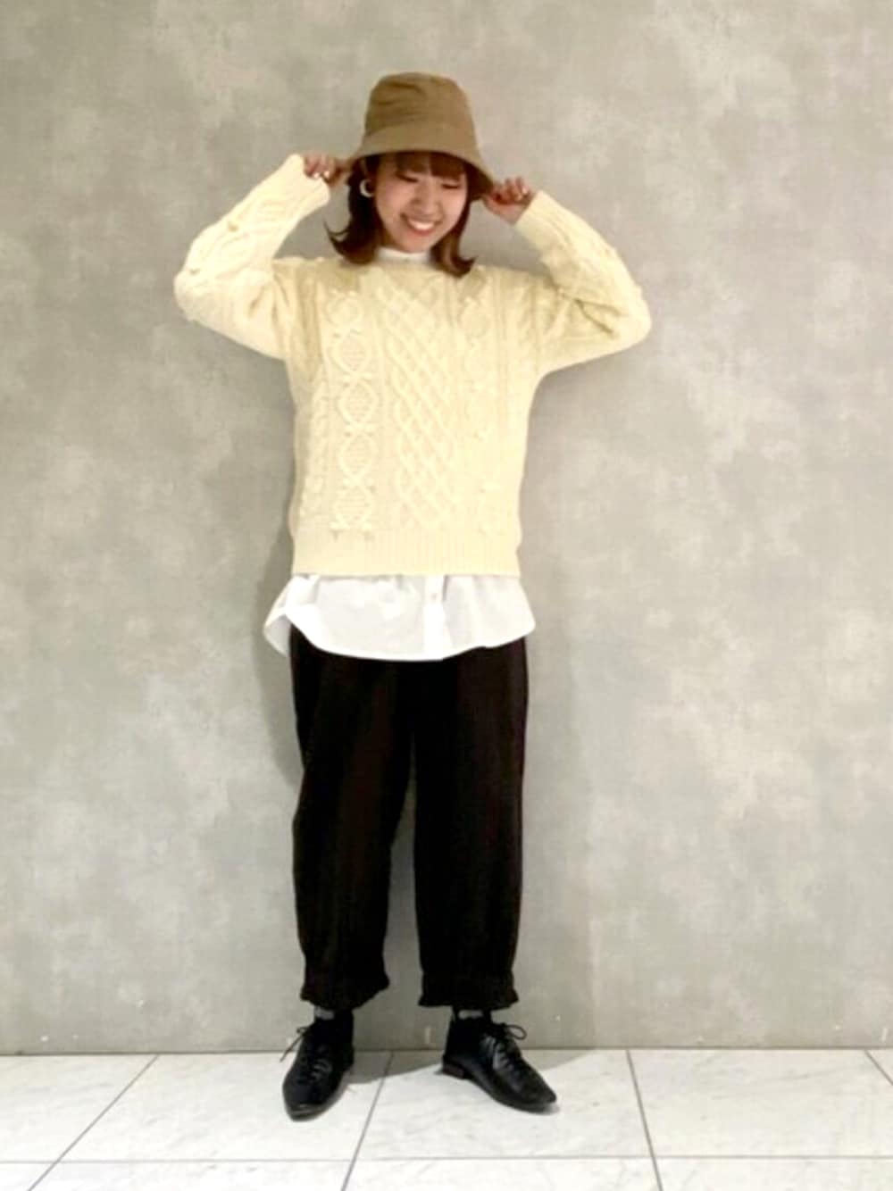 ホワイト系のニット/セーター、ホワイト系のシャツ/ブラウス、ブラウン系のその他パンツを着用したレディースの冬コーディネートの1枚目の写真