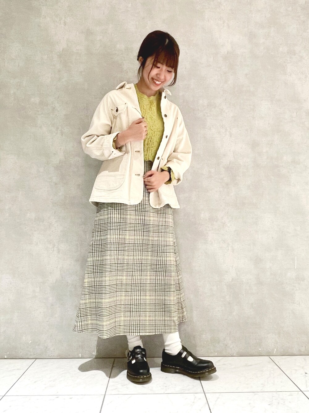 「ジャケット、フレアスカート、デニムジャケット、poudoudou、チェックスカート、きれいめカジュアル、pou dou dou、今日のコーデ、プードゥドゥ、私の推しブランド」｜「POU DOU DOUのシャーリングトップス（Tシャツ/カットソー、イエロー系）」を使った、ヤマシタさん（レディース・163cm）の冬コーディネートの1枚目の写真