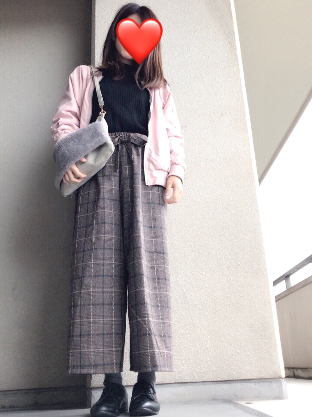 「秋のコーデ、カジュアルコーデ、オトナカジュアル、おしゃれさんと繋がりたい、ootd、低身長、GU、ワイドパンツ、ファーバッグ、シンプル」｜「feminine cafeのアイテム（ドレスシューズ、ブラック系）」を使った、みなちゅんさん（レディース・148cm）の秋コーディネートの1枚目の写真