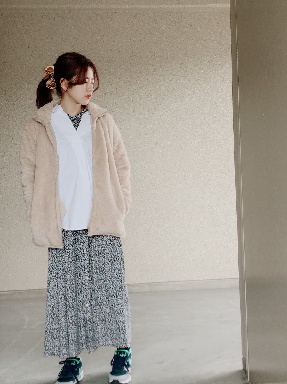 「春、オーバーサイズ、お洒落さんとつながりたい、着回しコーデ、プチプラ、ワンピース、スニーカー、ナイキ、低身長、ラクチンコーデ」｜「GUのアイテム（ワンピース、ブラック系）」を使った、みなちゅんさん（レディース・148cm）の春コーディネートの1枚目の写真
