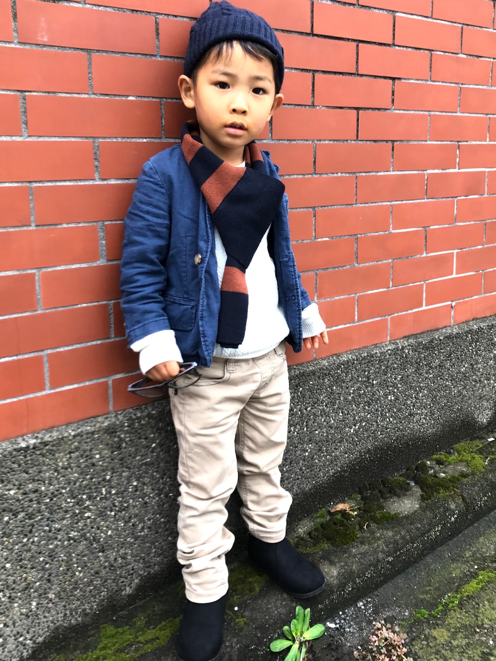 「大人コーデ、背伸びしました、ジャケットスタイル、ジャケット、テーラードジャケット、冬コーデ、秋冬、ニット帽、シンプル、おでかけ」｜「西松屋のアイテム（Tシャツ/カットソー、ホワイト系）」を使った、Yumeka Chidaさん（キッズ・100cm）の秋コーディネートの1枚目の写真
