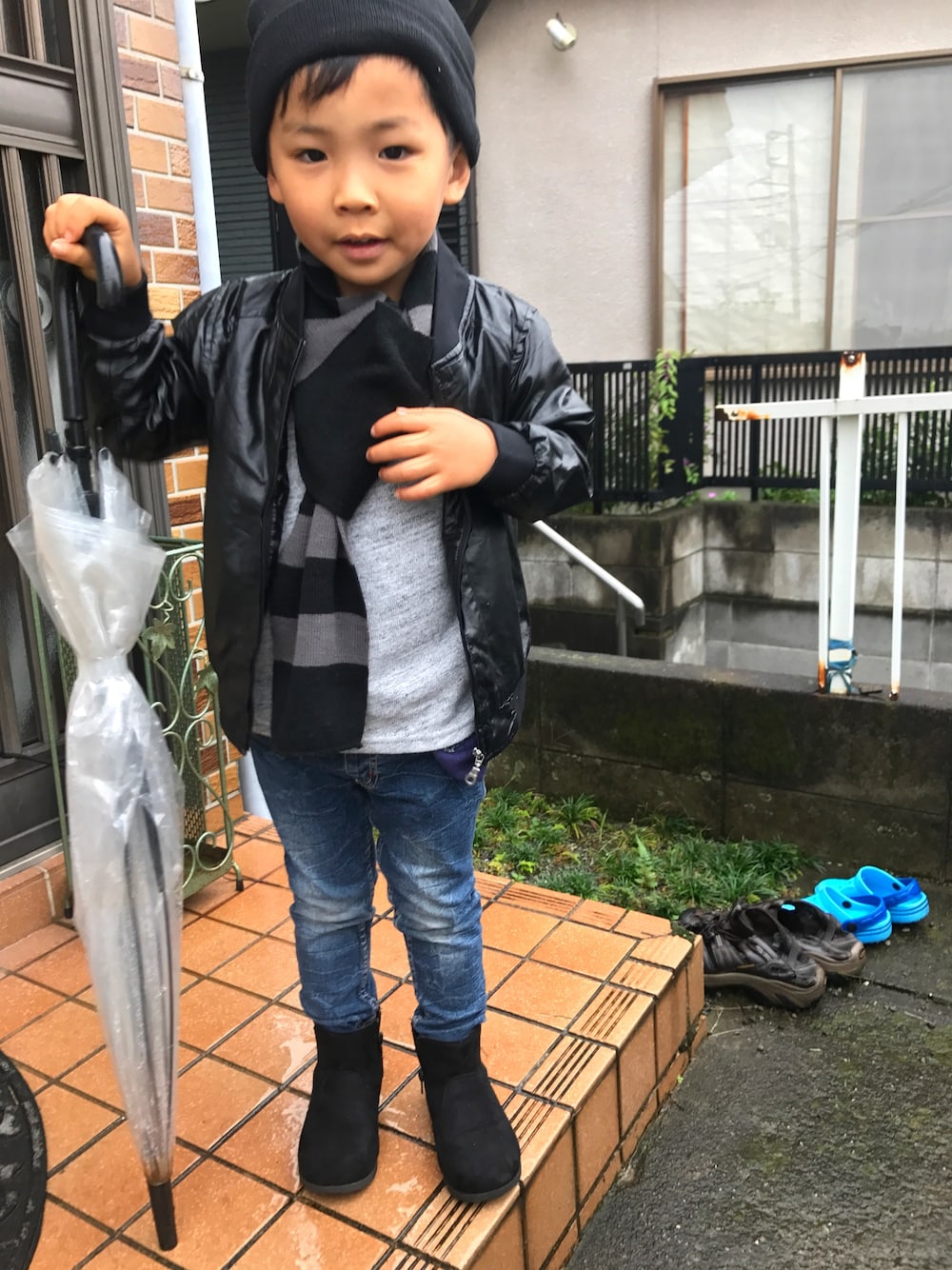 「雨の日コーデ、レザージャケット、ニット帽、ブラック、ロック、プチプラ、キッズコーデ、キッズ 男の子、ちびっこ」｜「GLOBAL WORKのアイテム（ニット/セーター、グレー系）」を使った、Yumeka Chidaさん（キッズ・100cm）の秋コーディネートの1枚目の写真
