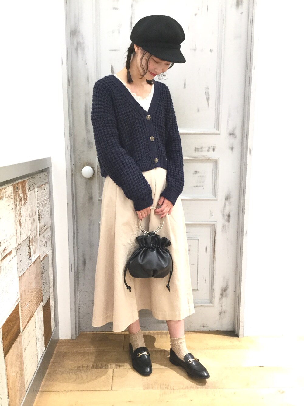 「LOWRYS FARM、ローリーズファーム(LOWRYS FARM)、LOWRYS FARM 伊丹、スタッフコーデ、秋のコーデ、カジュアルコーデ、ゆるコーデ、カーディガン、フレアスカート、ローファー」｜「LOWRYS FARMの１８ＦＷフェルトキャスケット　800839（キャスケット、ブラック系）」を使った、LOWRYS FARM 伊丹店さん（レディース・164cm）の秋コーディネートの1枚目の写真